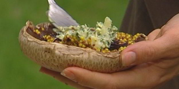 грибы с горчицей, маслом и петрушкой на гриле