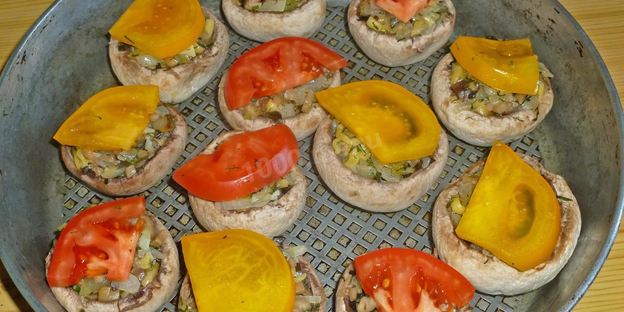 грибы с сыром и помидорами в духовке