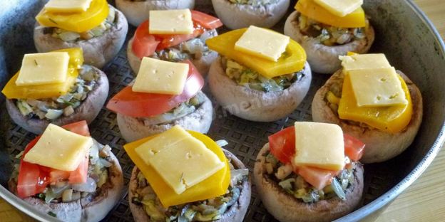 грибы с сыром и помидорами в духовке