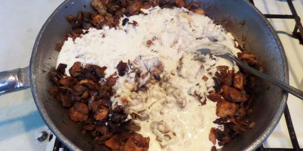 грибы в горшочках с сыром луком курицей