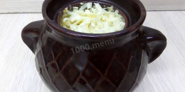 грибы в горшочках с сыром луком курицей