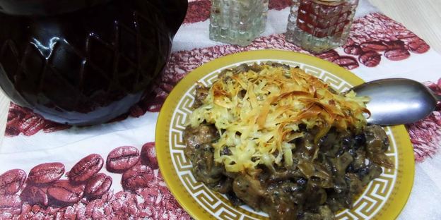 грибы в горшочках с сыром луком курицей