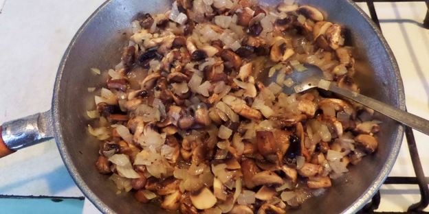 грибы в горшочках с сыром луком курицей