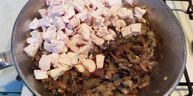 грибы в горшочках с сыром луком курицей