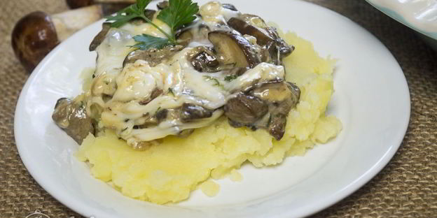 грибы в сметане под сыром