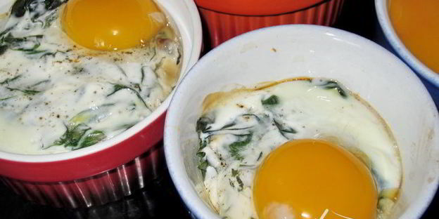 грибы, запеченные со шпинатом и яйцом