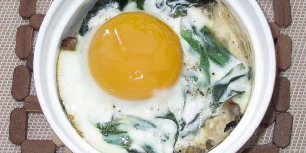 грибы, запеченные со шпинатом и яйцом