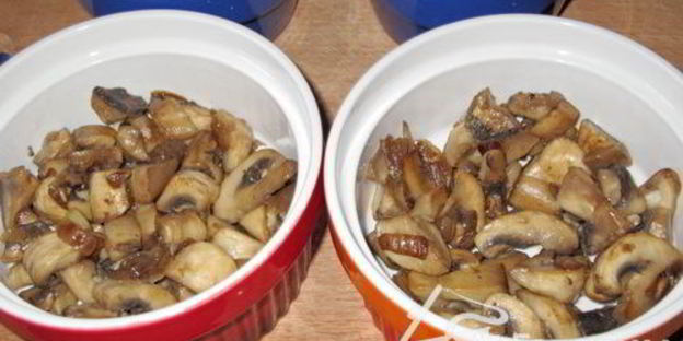 грибы, запеченные со шпинатом и яйцом