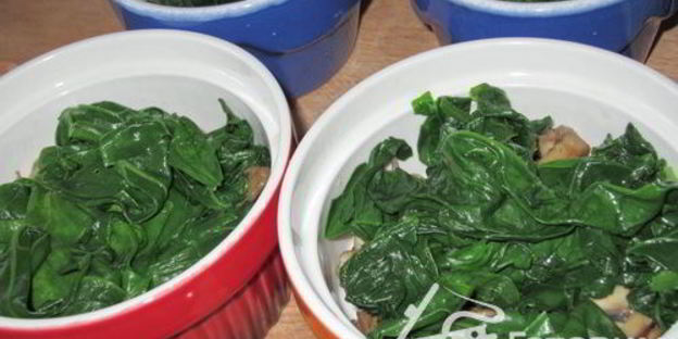 грибы, запеченные со шпинатом и яйцом