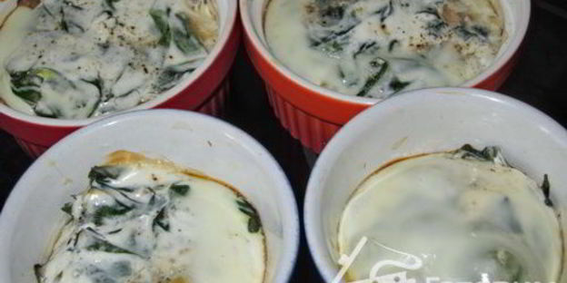 грибы, запеченные со шпинатом и яйцом