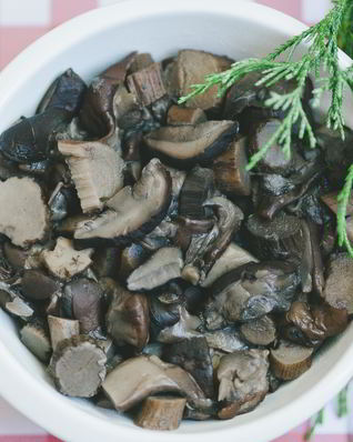 Отварные лесные грибы