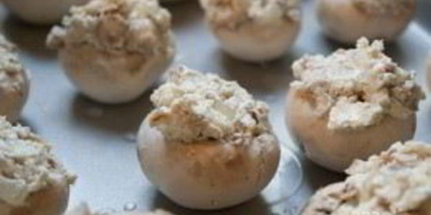 шампиньоны, фаршированные беконом и сыром