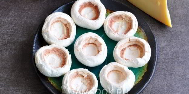 шампиньоны, фаршированные курицей и сыром