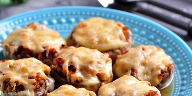 шампиньоны, фаршированные курицей и сыром