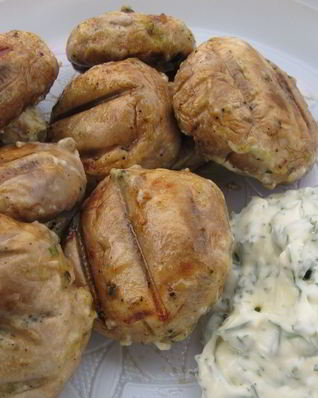 Шампиньоны на решетке на костре