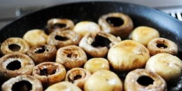 шампиньоны на сковороде