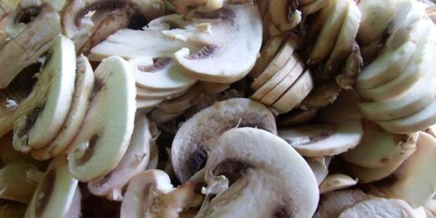 шампиньоны с грецкими орехами