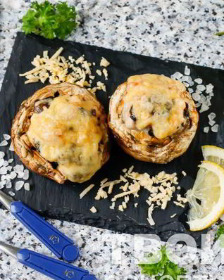 Шампиньоны с курицей и сыром