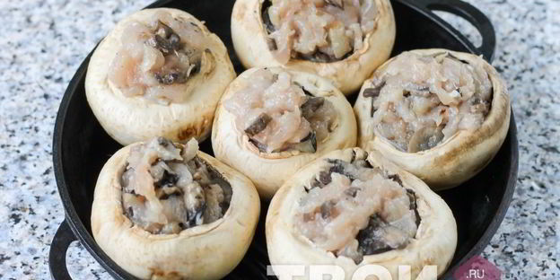 шампиньоны с курицей и сыром