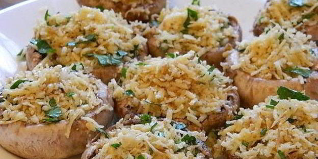 шампиньоны с орехово-сырной начинкой в беконе