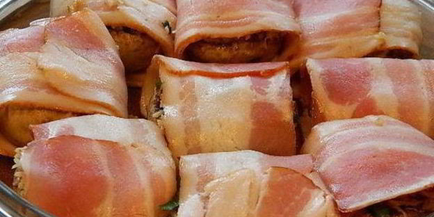 шампиньоны с орехово-сырной начинкой в беконе