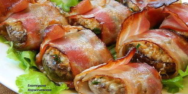 шампиньоны с орехово-сырной начинкой в беконе