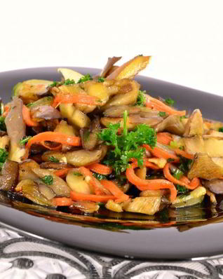 Вешенки жареные с морковью и чесноком