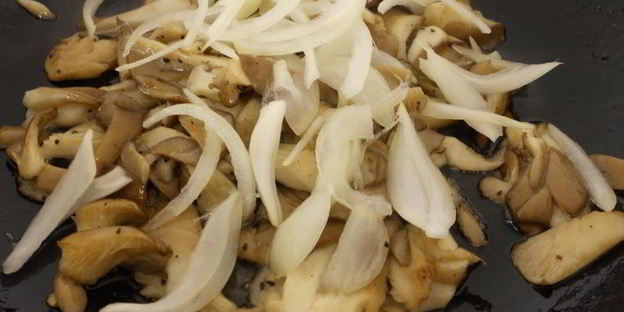 вешенки жареные с морковью и чесноком