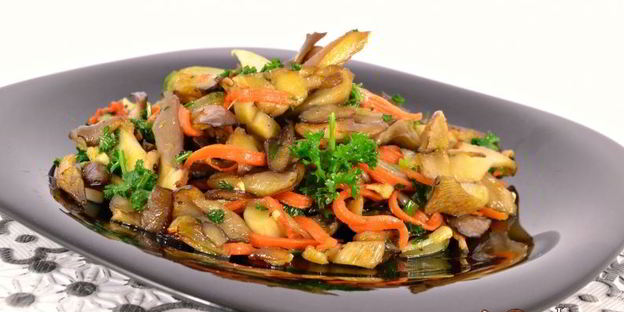вешенки жареные с морковью и чесноком