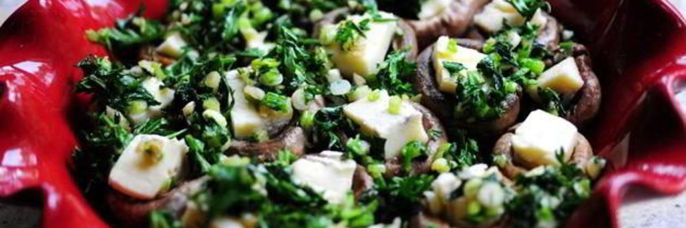 Запеченные грибы с сыром бри