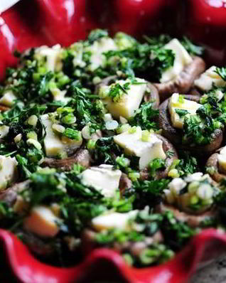 Запеченные грибы с сыром бри