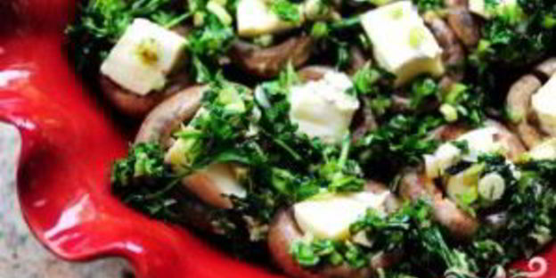 запеченные грибы с сыром бри