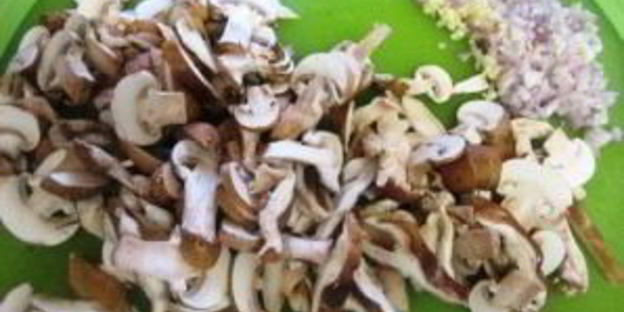 жареные грибы с макаронами