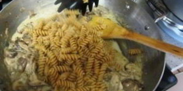 жареные грибы с макаронами