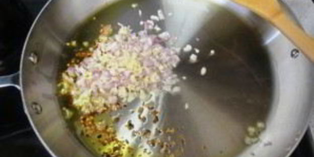 жареные грибы с макаронами