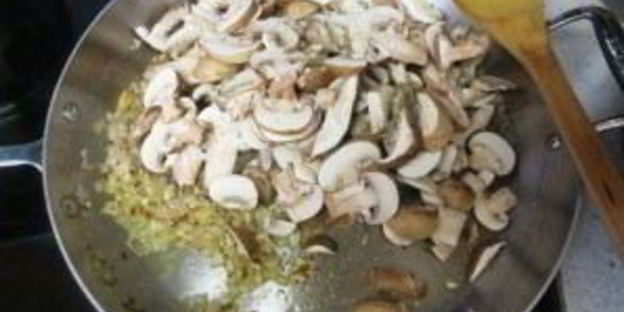 жареные грибы с макаронами