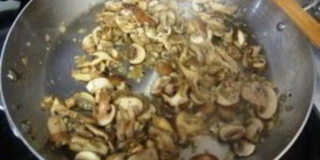 жареные грибы с макаронами