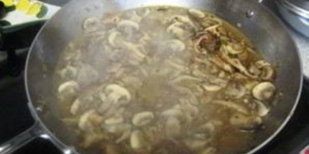 жареные грибы с макаронами