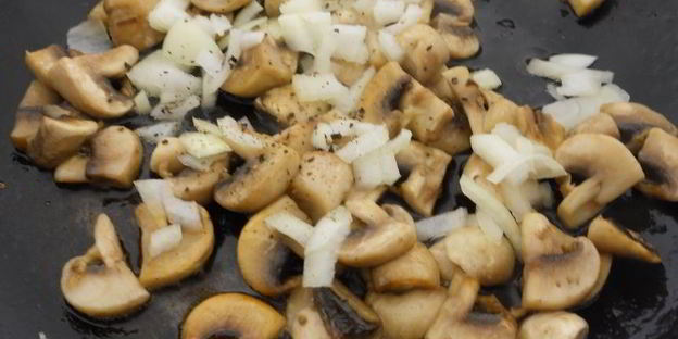 жареные шампиньоны с картофелем, сосисками и яйцом