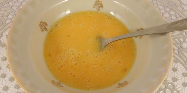 жареные шампиньоны с картофелем, сосисками и яйцом