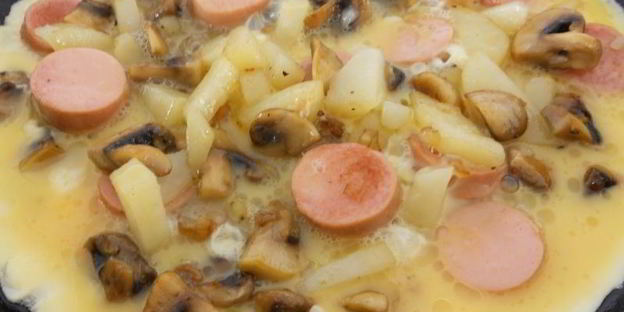 жареные шампиньоны с картофелем, сосисками и яйцом