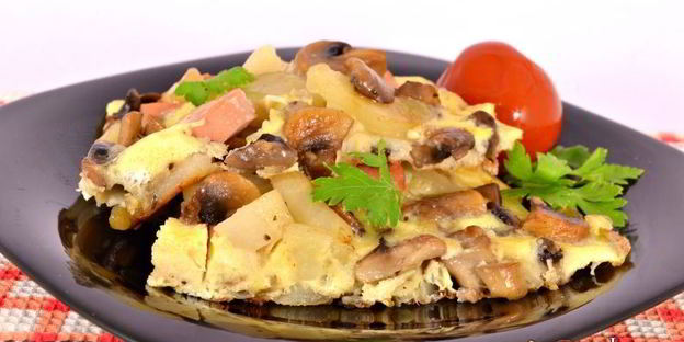 жареные шампиньоны с картофелем, сосисками и яйцом