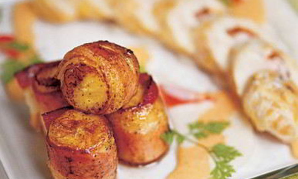 Рецепт гуляша из филе курицы с креветками и бананами, обжаренными в беконе