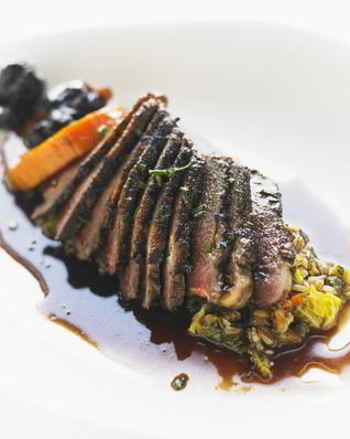 Гуляш из говядины с черносливом