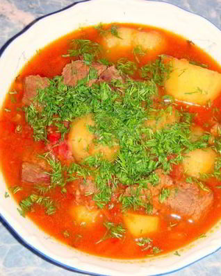 Гуляш из говядины с картошкой, помидорами и сладким перцем