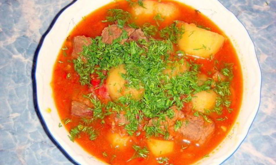 Рецепт гуляша из говядины с картошкой, помидорами и сладким перцем
