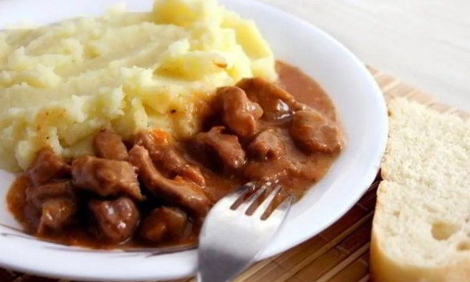 Рецепт гуляша из говядины с пюре и подливой