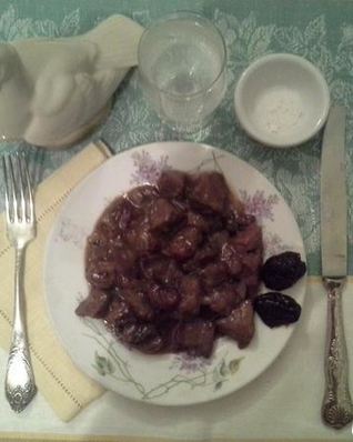 Гуляш из говядины в пиве с вишней и черносливом