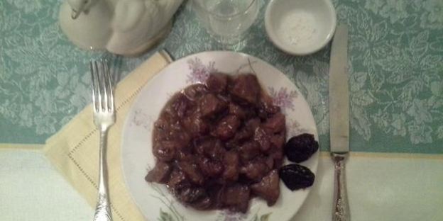 гуляш из говядины в пиве с вишней и черносливом