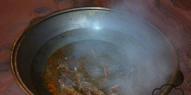 гуляш из гуся в казане на природе